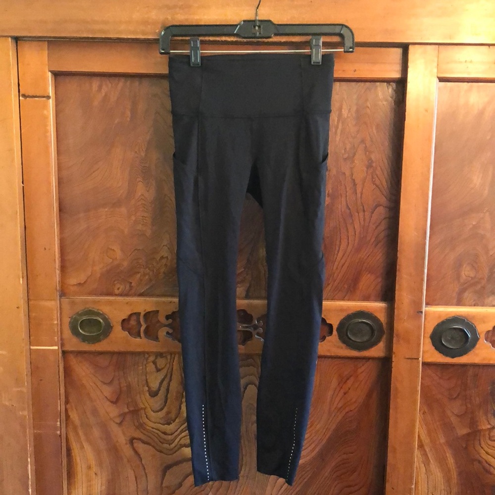 Lululemon black Fast & Free hi rise crop sz 4 23”